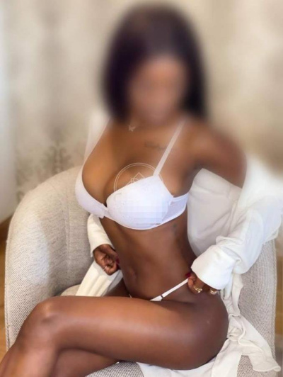 Naomi Escort